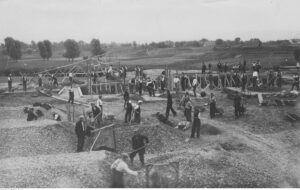 Budowa wodociągu w Rzeszowie. Robotnicy przy pracach ziemnych. 1933-09
