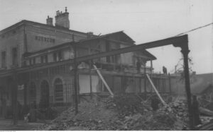 Dworzec Kolejowy. Budynek dworca częściowo zniszczony podczas pierwszej wojny światowej 1914-1918