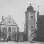 Kościół Farny Świętych Wojciecha i Stanisława. Widok zewnętrzny kościoła wraz z najstarszą budowlą miasta dzwonnicą 1918-1939