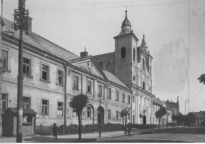 Kościół i klasztor Pijarów. Widok fasady frontowej kościoła i Państwowego Gimnazjum nr 1 im. Stanisława Konarskiego 1918-1939