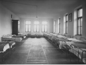 Państwowe Seminarium Nauczycielskie im. Stanisława Staszica - sypialnia w internacie 1936