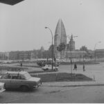 Pomnik Czynu Rewolucyjnego (w oddali). Widoczne także samochody Fiat 125 p (z lewej) i Wartburg 353 (za słupem). Widoczne także autobusy San H100B i San H100A 1974-05-12