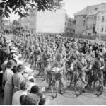 Powitanie żołnierzy na jednej z ulic miasta - oddział żołnierzy z rowerami 1938-09