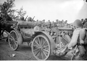 Powrót wojska po manewrach do Rzeszowa. Taczanka konna z ciężkim karabinem maszynowym Browning wz. 30. 1938-09