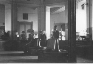 Sala przyjęć interesantów w Komunalnej Kasie Oszczędności w Rzeszowie 1933